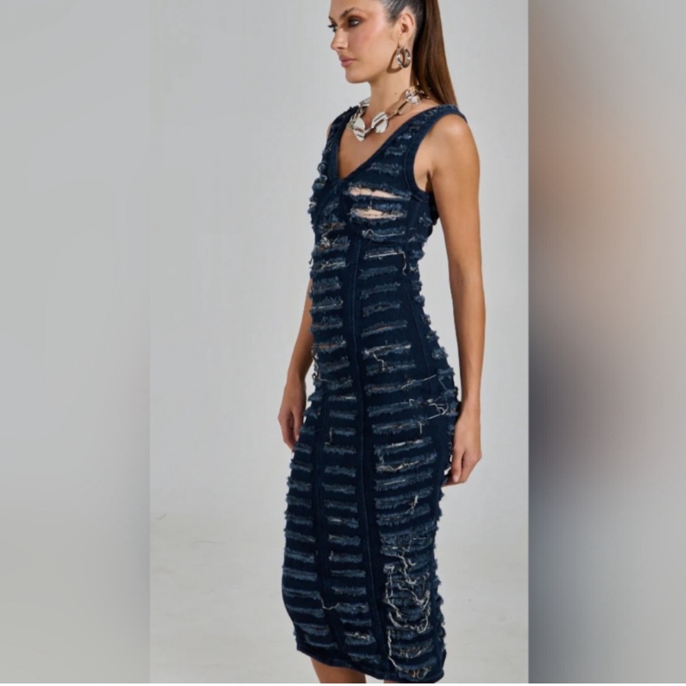 New Akira SHE'S GOT IT SHREDDED DENIM MIDI DRESS IN DARK BLUE - Picture 5 of 12